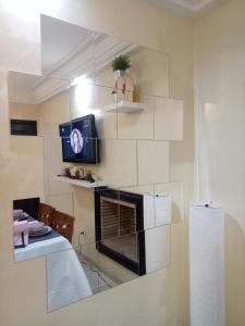 Il comprend un salon avec une cheminée et une télévision. dans l'établissement Apartment with Terrace, à Casablanca