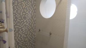 Apartamento com varanda في فلوريانوبوليس: حمام به دش وبه بلاط اسود وابيض
