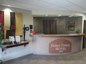 ブライアントにあるHomeTown Hotelのロビーの壁に蜂蜜の町のホテルの看板