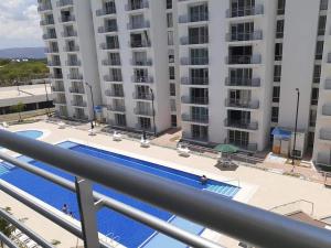 - une vue sur la piscine depuis le balcon d'un bâtiment dans l'établissement Apartamento Girardot, à Girardot