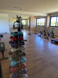 a gym with a bunch of exercise bikes at Flat Cantinho do Paraíso in Guarajuba
