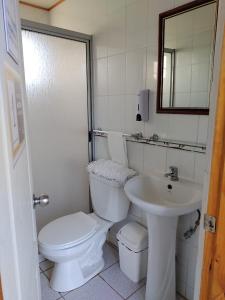 Ένα μπάνιο στο Cabañas Cadizmar +12 φωτογραφίες