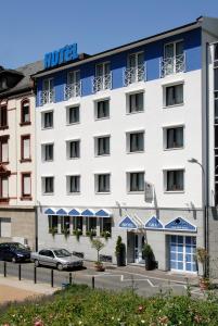 Cet hôtel occupe un bâtiment blanc aux accents bleus. dans l'établissement Hotel Graf, à Offenbach-sur-le-Main