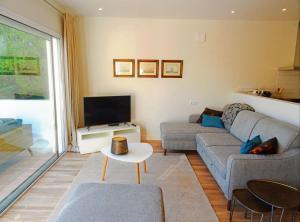 ein Wohnzimmer mit einem Sofa und einem TV in der Unterkunft Don Cayo 21 in Altea