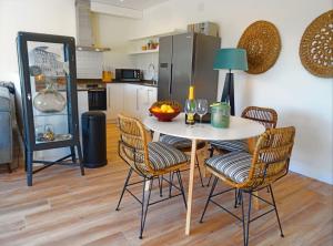 eine Küche mit einem Tisch mit Stühlen und einem Kühlschrank in der Unterkunft Don Cayo 21 in Altea