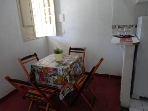 una cocina con una mesa con una caja. en Villa Manary, en Itamaracá