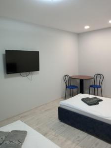 Μια τηλεόραση ή/και κέντρο ψυχαγωγίας στο Апартаменты Ужгород