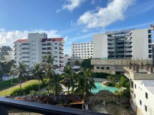 vistas a una ciudad con palmeras y edificios en Apartamento Premier 6 En el edificio Hansa Reef Club, en San Andrés