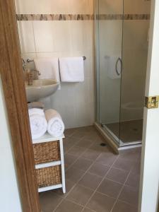 a bathroom with a sink and a shower at Lower Mountains Retreat in Warrimoo