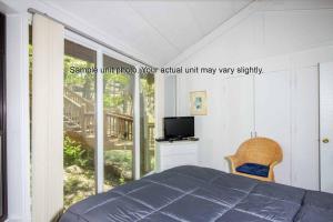 1 dormitorio con 1 cama, TV y ventana en Unit 29 - Treetop 2 Bedroom Villa en Four Seasons