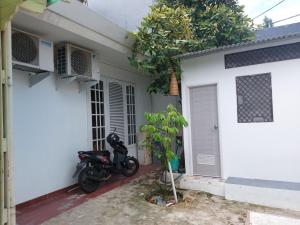 una motocicleta estacionada frente a una casa en Eiffel Residence Tarakan - Female Only en Yakarta