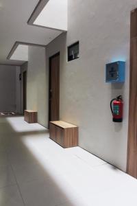 una camera con un idrante sul muro di M Pavilion - BSD a Serpong
