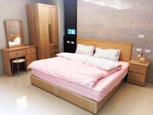 南投市にあるZhong Xing Lohas Homestayのベッドルーム(大型ベッド1台、鏡付)