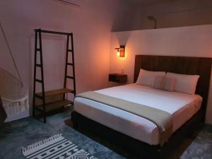 Una cama o camas en una habitación de Hotel Boutique Kan Ahau con Alberca - Pet Friendly