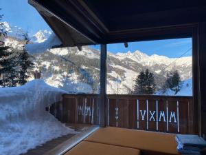 Vista generica sulle montagne o vista sulle montagne dall'interno dello chalet