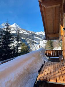 Vista generica sulle montagne o vista sulle montagne dall'interno dello chalet