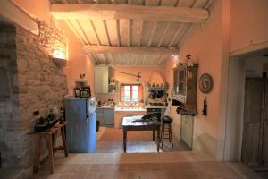 托迪的住宿－Antico Gelso，厨房设有粉红色的墙壁和蓝色的冰箱。