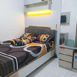RawabambuにあるBintang Property Aeropolisのベッドルーム1室(ベッド1台付)
