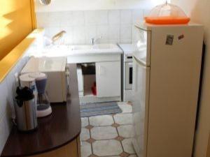 Villey-le-SecにあるGîte confortable pour 4 personnes avec jardin et terrasse près de Nancy - FR-1-584-102のシンクと冷蔵庫のある小さなキッチン +6枚の写真