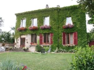 Villey-le-SecにあるGîte confortable pour 4 personnes avec jardin et terrasse près de Nancy - FR-1-584-102のツタに覆われた赤いシャッター付きの家