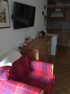 ein Wohnzimmer mit einer roten und blauen Couch in der Unterkunft Apartment in Borca di Cadore in Borca di Cadore