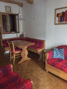 ein Wohnzimmer mit einem Tisch und einem Sofa in der Unterkunft Apartment in Borca di Cadore in Borca di Cadore