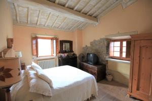 A bed or beds in a room at Antico Gelso Még 15 kép