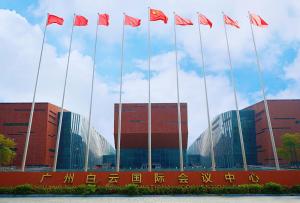 un grupo de banderas frente a un edificio en Guangzhou Baiyun International Convention Center, en Guangzhou