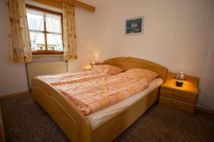 Postel nebo postele na pokoji v ubytování Haus Thanner - Chiemgau Karte