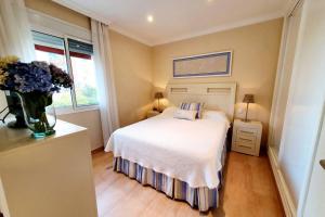 En eller flere senge i et værelse på Boliches parking & beach