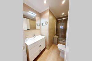 Et badeværelse på Boliches parking & beach + 22 billeder