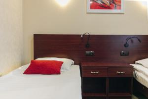 Posteľ alebo postele v izbe v ubytovaní Red River Hotel