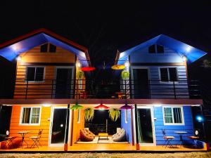 ein Haus mit einer Veranda in der Nacht in der Unterkunft Ban Thung Talay Mok Chiangdao in Chiang Dao