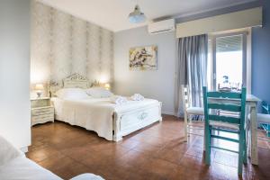 Un dormitorio con una cama, una mesa y una silla. en Central Apartment, en Argostoli 2 fotos más