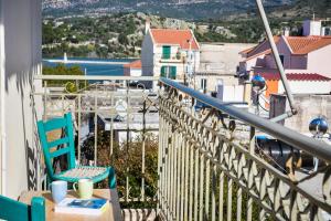 Un balcón con sillas y vista a una ciudad. en Central Apartment, en Argostoli