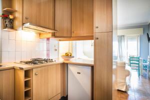 Una cocina con gabinetes de madera y un horno de estufa. en Central Apartment, en Argostoli