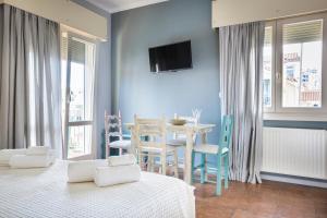 1 dormitorio con mesa y comedor en Central Apartment, en Argostoli