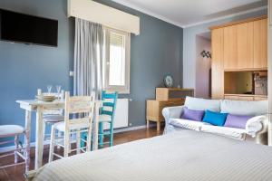 ein Wohnzimmer mit einem Sofa und einem Tisch in der Unterkunft Central Apartment in Argostoli