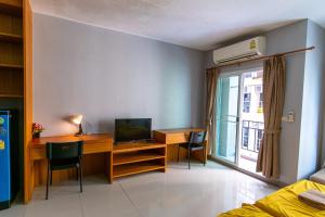 a room with a desk and a computer and a window at Fenix in Pathum Thani