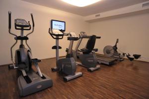 a room with a bunch of exercise bikes in it at Heikotel - Stadtpark Residenz in Hamburg