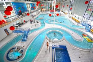 an overhead view of a swimming pool on a cruise ship at Kwadijkerbos in Kwadijk