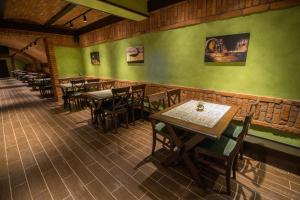 Reštaurácia alebo iné gastronomické zariadenie v ubytovaní Praktik Hotel & Restaurant