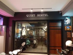 台南市にある清淨背包客棧-民權館Quiet Hostel - Minquan Innの店前に駐輪するバイクの店