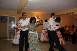 un grupo de personas bailando en una fiesta en Rêve des Îles Guesthouse, en Rodrigues Island