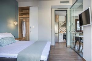 um quarto com uma cama grande e uma cozinha em Suite Royal em Argostoli