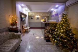 アドレルにあるRiver Star Hotelのリビングルーム中のクリスマスツリー
