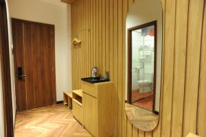 een badkamer met een spiegel, een wastafel en een toilet bij B.O.B HOTEL SIGNATURE in Cao Lãnh