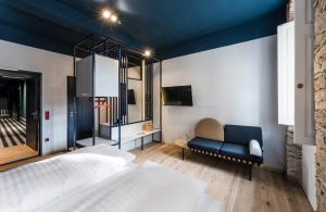 1 dormitorio con 1 cama y techo azul en Romantik Hotel Zur Schwane, en Volkach