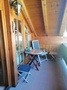 ein Zimmer mit einem Tisch und Stühlen in einer Hütte in der Unterkunft Ferienwohnung Kronshage in Reit im Winkl