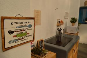 a office with a kitchen rules sign on a wall at Cantagua Hostel in Valencia